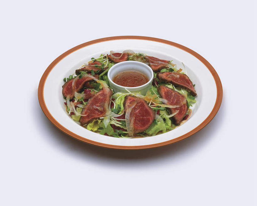 无人,横图,俯视,室外,白天,白色背景,桌面,蔬菜,餐具,水果,阴影,反射,碟子,盘,影子,生菜,莴苣,莴笋,肉,蔬菜沙拉,沙拉,色拉,沙律,肉类,盘子,碟,弯,摄影,有机食品,绿色食品,影棚,色拉酱,千岛酱,肉食,叶用莴笋,香笋,春菜,鹅仔菜,莴仔菜,千金菜,进餐用具,烹调用具,彩图,高角度拍摄,影棚拍摄,拍摄