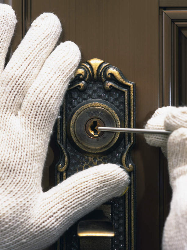 东方人,一个人,站,竖图,室外,特写,白天,正面,安全,门,亚洲,仅一个男性,仅一个人,仅一个中年男性,握,工具,防护,拿,拿着,黄种人,锁,手套,门框,站着,握着,保护,犯罪,保险,私密,盗窃,偷窃,撬,保全,周全,安稳,安定,防盗,防护手套,小偷,窃贼,盗贼,贼,偷盗,平安,男人,男性,中年男性,亚洲人,站立,半身,彩图