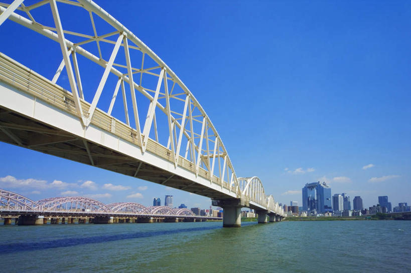 无人,高楼大厦,横图,室外,白天,仰视,旅游,度假,办公楼,河流,水,标志建筑,大桥,大厦,地标,建筑,立交桥,摩天大楼,桥梁,写字楼,京都,日本,亚洲,阴影,光线,影子,河水,水流,云,云朵,高架,斜拉桥,桥,云彩,娱乐,建设,蓝色,白云,蓝天,天空,阳光,楼宇,天,享受,休闲,旅游胜地,商务楼,放松,大阪,京都府,东亚,本州,大阪府,本州岛,日本国,近畿地方,近畿,淀川,淀川河,彩图,低角度拍摄,大楼,高层建筑,高楼,摩天楼