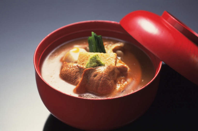 无人,横图,俯视,室内,特写,白天,烹饪,桌面,桌子,餐具,阴影,黑色背景,反射,木制,影子,肉,日本料理,料理,食品,猪肉,菜肴,美食,肉类,食物,木制品,碗,日式料理,日式,摄影,佳肴,影棚,肉食,汤汁,豚肉,一碗,进餐用具,烹调用具,彩图,高角度拍摄,影棚拍摄,拍摄