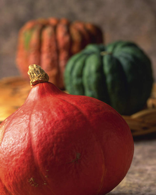 无人,竖图,室内,特写,白天,正面,桌面,桌子,南瓜,蔬菜,阴影,新鲜,反射,木制,影子,金瓜,食品,番瓜,食物,三个,黄色,红色,绿色,木制品,摄影,有机食品,绿色食品,影棚,麦瓜,倭瓜,彩图,影棚拍摄,拍摄