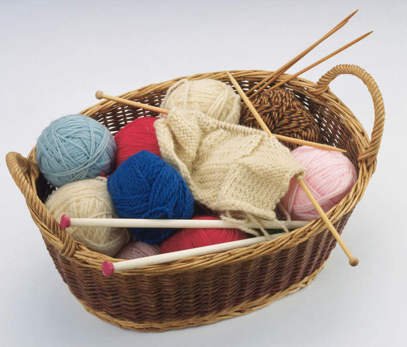 无人,横图,俯视,室内,特写,白天,桌面,桌子,静物,一堆,阴影,堆叠,堆积,卷曲,编织,缠绕,反射,木制,篮子,影子,织物,线团,球,纺织,粉色,蓝色,白色,木制品,毛线,球体,摄影,影棚,堆,毛衣针,棉线,织针,彩图,高角度拍摄,影棚拍摄,拍摄