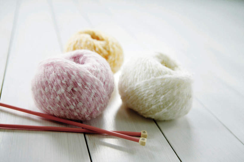 无人,横图,俯视,室内,特写,白天,地板,静物,阴影,卷曲,编织,缠绕,反射,影子,织物,地面,线团,木地板,纺织,三个,粉色,黄色,白色,毛线,摄影,影棚,毛衣针,手工艺,织针,彩图,高角度拍摄,影棚拍摄,拍摄