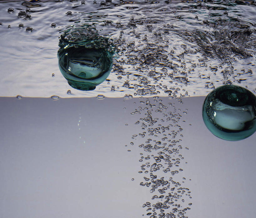 无人,横图,室内,特写,白天,正面,水,波纹,飞溅,溅,透明,液体,气泡,水滴,涟漪,漩涡,水泡,球,水珠,两个,绿色,水纹,泡泡,球体,摄影,影棚,圆弧,喷洒,彩图,影棚拍摄,拍摄