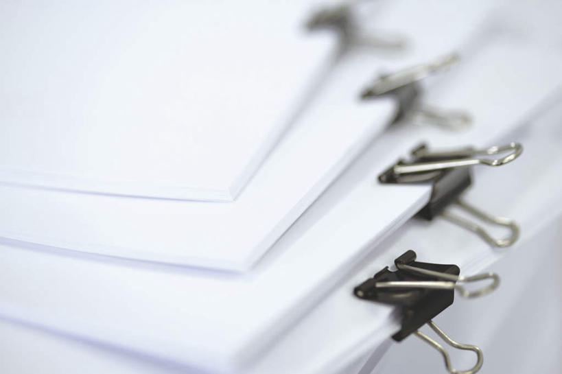 无人,横图,俯视,室内,特写,白天,桌面,桌子,静物,不锈钢,朦胧,模糊,木制,不锈钢制品,材料,档案,文件,办公用品,夹子,木制品,资料,文具用品,文档,彩图,高角度拍摄