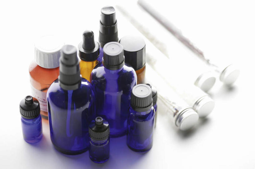 无人,横图,俯视,室内,特写,白天,化妆,美容,植物,桌面,桌子,静物,许多,护肤,阴影,反射,木制,佛像,影子,草药,药草,中药,玻璃制品,排列,蓝色,玻璃瓶,精油,木制品,瓶子,塑料制品,香薰,保养,享受,休闲,塑料瓶,放松,保健,芳香疗法,摄影,影棚,药材,中草药,舒心,舒缓,香薰精油,养颜,香薰油,中药材,本草,摆列,减压,香薰疗法,植物精油,彩图,高角度拍摄,影棚拍摄,拍摄,布列,分列