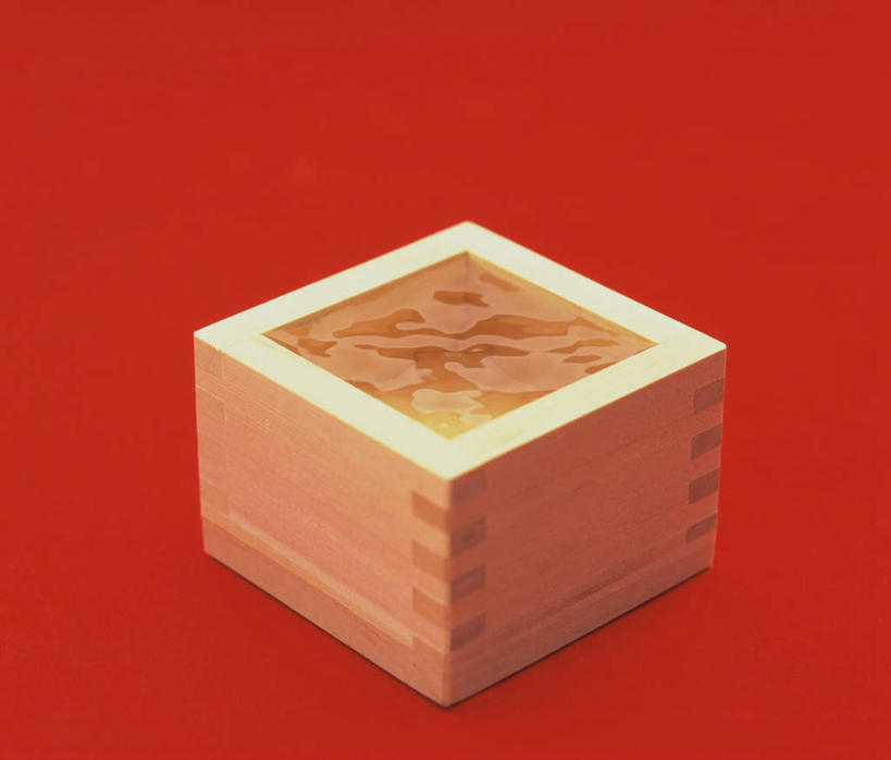 清酒,无人,横图,俯视,室内,特写,白天,桌面,阴影,红色背景,反射,木制,木盒,影子,酒类,酒,饮料,木制品,容器,摄影,影棚,储藏,储存,彩图,高角度拍摄,影棚拍摄,拍摄,贮存