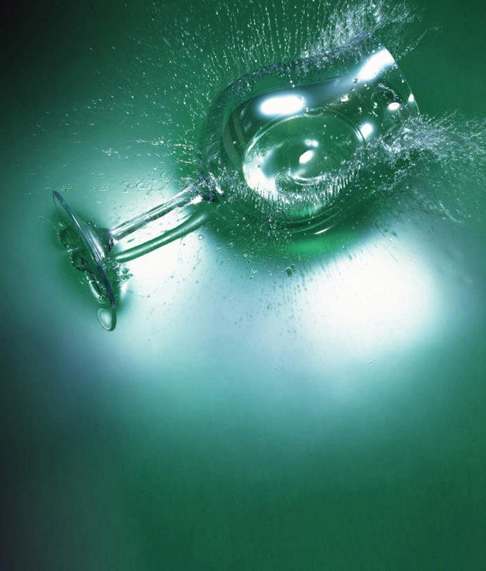 无人,竖图,俯视,室内,特写,白天,水,静物,杯子,倒,绿色背景,阴影,飞溅,溅,反射,高脚杯,液体,影子,红酒杯,一杯,饮用水,玻璃制品,酒杯,矿泉水,摄影,影棚,喷洒,溢出,蒸馏水,玻璃杯,彩图,高角度拍摄,影棚拍摄,拍摄