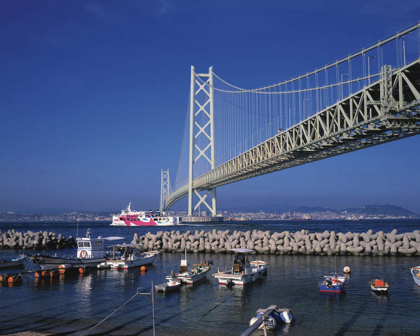 无人,横图,室外,白天,仰视,旅游,度假,海浪,海洋,标志建筑,大桥,地标,建筑,立交桥,轮船,桥梁,船,日本,亚洲,一排,许多,整齐,浪花,高架,斜拉桥,桥,娱乐,建设,排列,蓝色,蓝天,天空,海水,交通工具,天,享受,休闲,旅游胜地,放松,晴朗,队列,载具,海景,东亚,本州,万里无云,本州岛,日本国,近畿地方,近畿,兵库,兵库县,神户,神户市,神戸,县厅,神戸市,淡路岛,明石海峡,明石海峡大桥,大海,风浪,海,海水的波动,近岸浪,涌浪,晴空,晴空万里,彩图,低角度拍摄