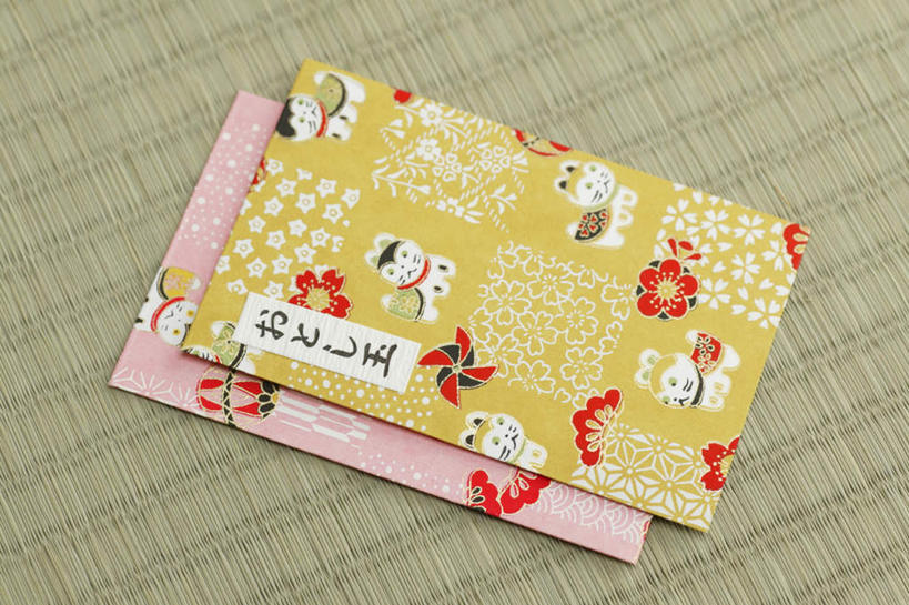 无人,横图,俯视,室内,特写,白天,桌子,宠物,猫,静物,一堆,堆叠,堆积,花纹,日文,标志,布料,图案,文字,信封,字符,布纹,标识,桌布,两个,粉色,黄色,动物,餐巾,台布,叠加,可爱,堆,猫咪,日语,彩图,高角度拍摄