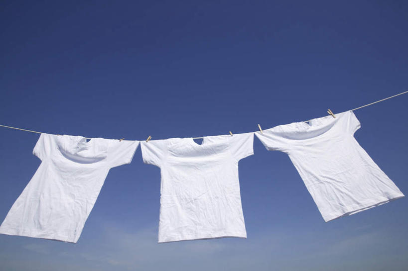 无人,横图,室外,白天,仰视,T恤衫,静物,一排,晾晒,悬挂,阴影,整齐,光线,影子,T恤,排列,蓝色,白色,蓝天,天空,阳光,绳子,天,三件,晴朗,绳索,队列,万里无云,晴空,晴空万里,彩图,低角度拍摄