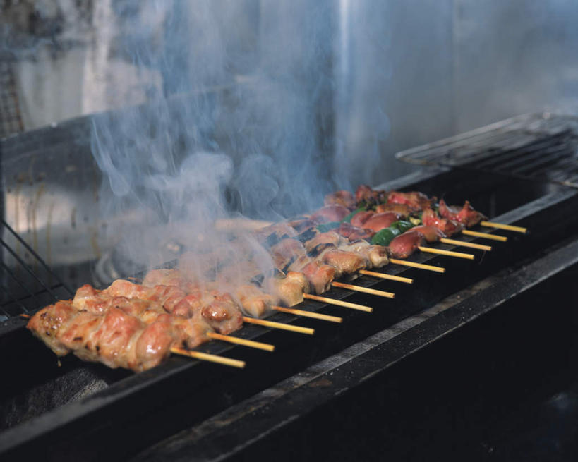 无人,横图,俯视,室内,特写,白天,烧烤,一排,许多,整齐,烟雾,肉,烤架,烤肉,猪肉,肉类,排列,烟,铁架,队列,肉食,豚肉,飘拂,彩图,高角度拍摄