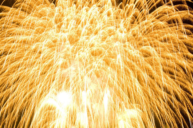 无人,横图,室外,特写,白天,夜晚,仰视,烟火,夜景,光芒,放射,焰火,闪耀,金色,闪烁,礼花,花炮,礼花炮,烟花,彩图,低角度拍摄