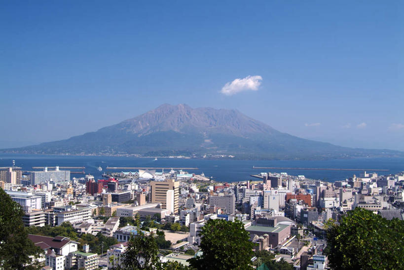 无人,高楼大厦,横图,俯视,航拍,室外,白天,旅游,度假,办公楼,岛屿,海浪,海洋,火山,石头,美景,山,山脉,植物,大厦,建筑,摩天大楼,写字楼,鹿儿岛,日本,亚洲,石子,景观,浪花,山顶,山峰,云,云朵,山峦,云彩,娱乐,树,树木,蓝色,绿色,白云,蓝天,天空,自然,海水,楼宇,群山,天,享受,休闲,商务楼,景色,放松,生长,晴朗,成长,鸟瞰,自然风光,海景,东亚,沉积岩,日本国,九州本岛,九州,九州岛,九州地方,鹿儿岛县,樱岛火山,樱岛,颠峰,极峰,水成岩,大海,风浪,海,海水的波动,活火山,近岸浪,列岛,群岛,石块,岩石,涌浪,诸岛,晴空,彩图,高角度拍摄,大楼,高层建筑,高楼,摩天楼