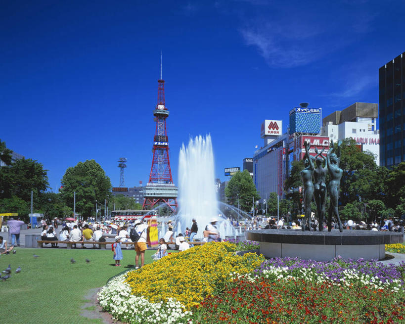 东方人,站,坐,横图,室外,白天,正面,旅游,度假,花海,花圃,植物,喷泉,雕塑,北海道,日本,亚洲,许多,艺术,装饰,盛开,雕刻,雕像,许多人,花蕾,黄种人,娱乐,花,花瓣,花朵,花卉,鲜花,红色,绿色,自然,工艺品,花丛,花田,花苞,花蕊,站着,一群人,享受,休闲,放松,生长,成长,纪念,美术,主题,陈列,东亚,札幌,大通公园,日本国,北海道地方,北海道岛,功能,美学,县厅,男人,男性,年轻男性,年轻女性,女人,女性,亚洲人,站立,坐着,彩图,全身,札幌市