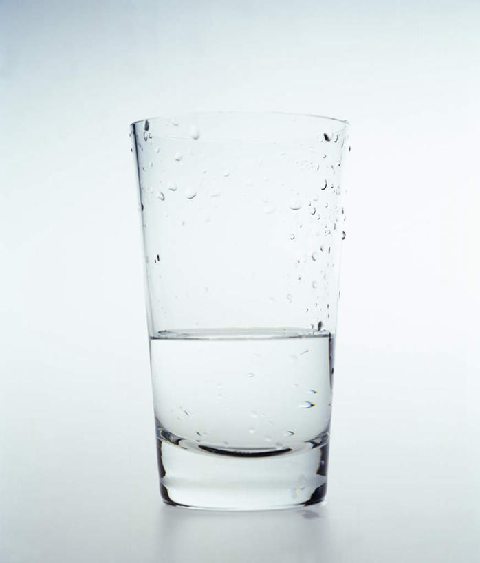 无人,竖图,室内,特写,白天,白色背景,正面,礁石,石头,桌面,桌子,杯子,木制,石子,一杯,玻璃制品,木制品,水杯,摄影,影棚,玻璃杯,礁,石块,岩石,彩图,影棚拍摄,拍摄