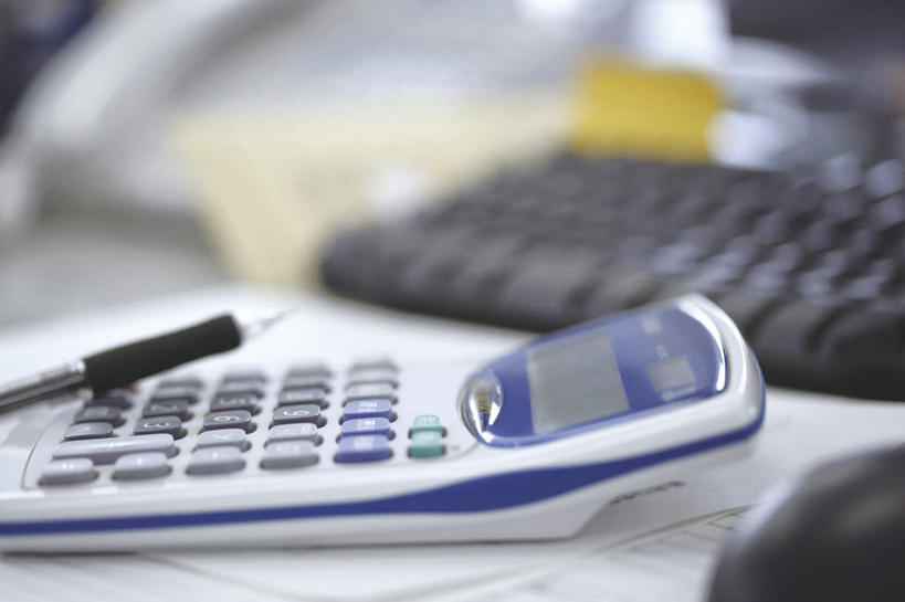 无人,横图,俯视,室内,特写,白天,计算器,键盘,桌面,桌子,静物,一张,朦胧,模糊,计算,科学,木制,笔,材料,档案,文件,办公用品,输入设备,通讯设备,水笔,文具,木制品,学习用品,资料,理财,财务,文具用品,一支,数学,文档,通信设备,一套,彩图,高角度拍摄