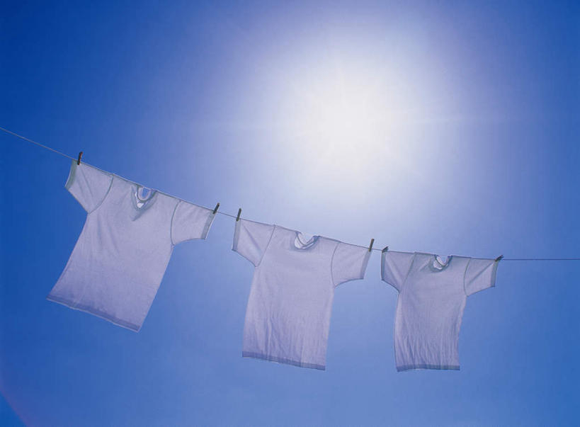 无人,横图,室外,特写,白天,仰视,T恤衫,太阳,静物,晾晒,悬挂,阴影,光线,影子,T恤,蓝色,白色,蓝天,天空,阳光,绳子,天,三件,晴朗,绳索,万里无云,晴空,晴空万里,彩图,低角度拍摄