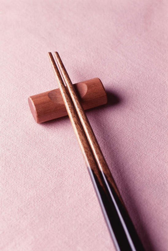 无人,竖图,俯视,室内,特写,白天,筷子,桌面,桌子,静物,餐具,一双,木制,筷枕,文化,传统,木制品,礼节,礼仪,进餐用具,彩图,高角度拍摄