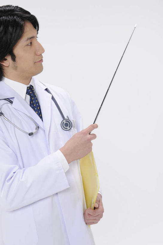 东方人,一个人,医生,站,抱,竖图,室内,白天,白色背景,正面,亚洲,仅一个男性,仅一个人,材料,档案,文件,拿,拿着,注视,黄种人,仅一个年轻男性,教鞭,资料,观察,看,站着,医护人员,医疗人员,摄影,影棚,抱着,观看,察看,搂着,白大褂,关注,文档,男人,男性,年轻男性,亚洲人,大夫,搂,搂抱,站立,半身,彩图,影棚拍摄,拍摄