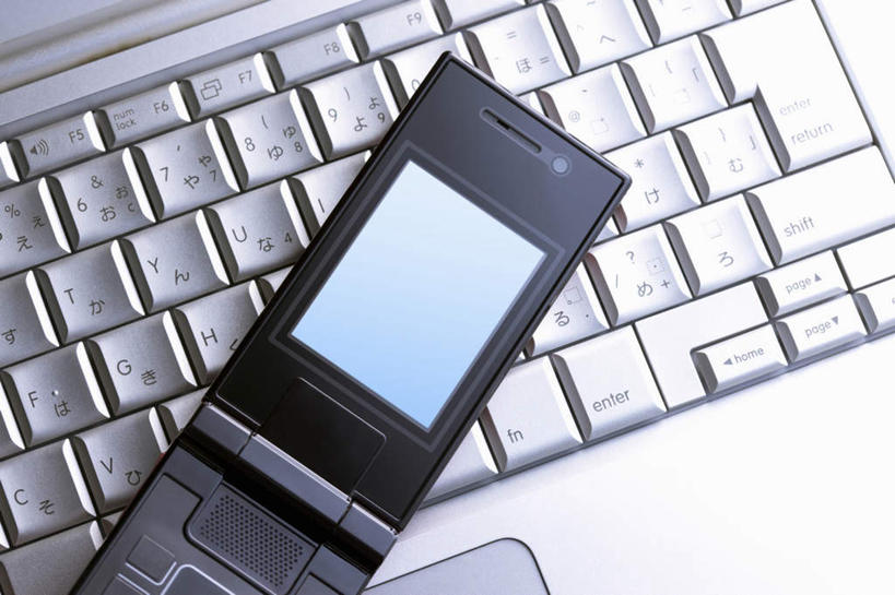 无人,打电话,横图,俯视,室内,特写,白天,白色背景,电脑,笔记本电脑,桌面,桌子,静物,电话,手机,网络,木制,屏幕,翻盖,通讯设备,白色,黑色,木制品,摄影,影棚,一台,无线,通信设备,无线网络,无线上网,便携式电脑,一部,交流,手提电脑,沟通,通话,彩图,高角度拍摄,影棚拍摄,拍摄