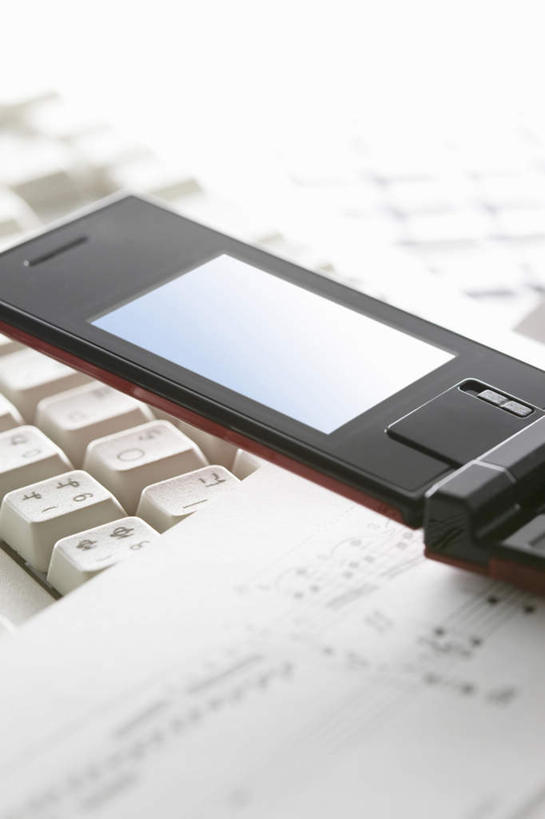 无人,打电话,竖图,俯视,室内,特写,白天,白色背景,电脑,笔记本电脑,桌面,桌子,静物,电话,手机,朦胧,模糊,网络,木制,材料,档案,屏幕,文件,翻盖,通讯设备,白色,黑色,木制品,资料,摄影,影棚,两台,无线,文档,通信设备,无线网络,无线上网,便携式电脑,一部,交流,手提电脑,沟通,通话,彩图,高角度拍摄,影棚拍摄,拍摄