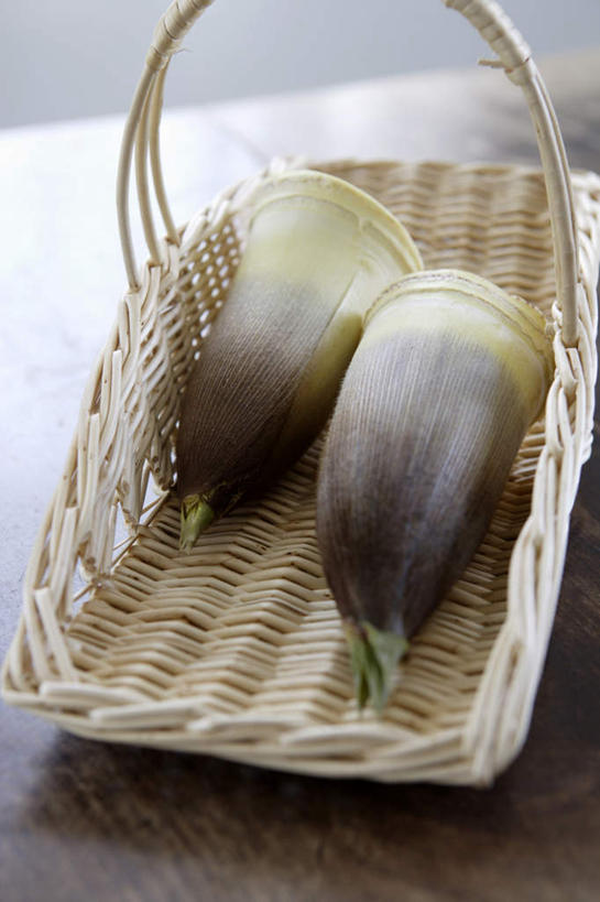 无人,交叉,竖图,俯视,室内,特写,白天,餐桌,桌子,竹子,蔬菜,两棵,竹制,朦胧,模糊,新鲜,编织,篮子,竹笋,食品,笋,食物,一个,竹篮,有机食品,绿色食品,单个,餐台,竹条,交织,竹制品,穿插,彩图,高角度拍摄