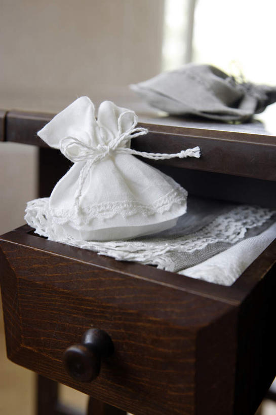 无人,竖图,室内,特写,白天,正面,桌面,桌子,静物,袋子,礼物,抽屉,一堆,堆叠,堆积,朦胧,模糊,木制,包装袋,丝巾,纸袋,一个,白色,木制品,打开,礼品,单个,堆,开启,礼品袋,彩图