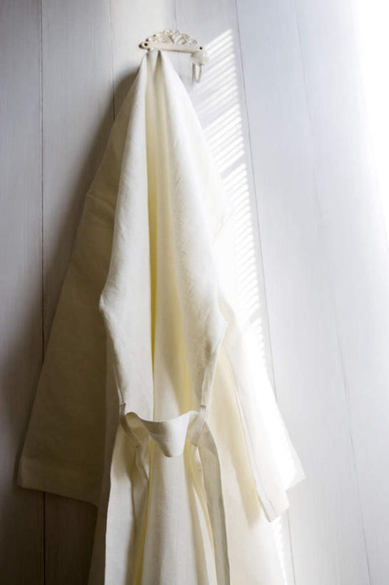 无人,竖图,室内,特写,白天,正面,浴袍,卫生间,浴室,静物,阴影,朦胧,模糊,反射,影子,白色,一件,淋浴房,彩图,汤帷子,浴衣,冲凉房,沐浴间,沐浴室