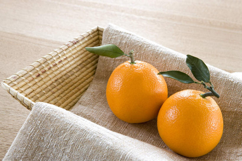 无人,交叉,横图,俯视,室内,特写,白天,地板,竹子,柑橘,水果,竹制,朦胧,模糊,新鲜,编织,纺织物,篮子,生食,食品,果实,地面,木地板,食物,两个,一个,竹篮,毛巾,清洁,橙色,有机食品,绿色食品,单个,竹条,保暖,交织,竹制品,麻布,透气,防水,穿插,储水,耐磨,吸水,橘子,桔子,橙子,橙,彩图,高角度拍摄