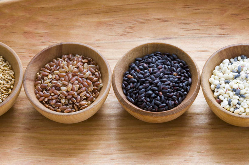 无人,横图,俯视,室内,特写,白天,餐具,一堆,一排,堆叠,堆积,朦胧,模糊,整齐,木制,糯米,中药,排列,木制品,容器,碗,四个,摄影,影棚,储藏,堆,储存,队列,血糯米,薏米,薏仁,苡米,苡仁,薏苡仁,米仁,进餐用具,烹调用具,彩图,高角度拍摄,影棚拍摄,拍摄,贮存