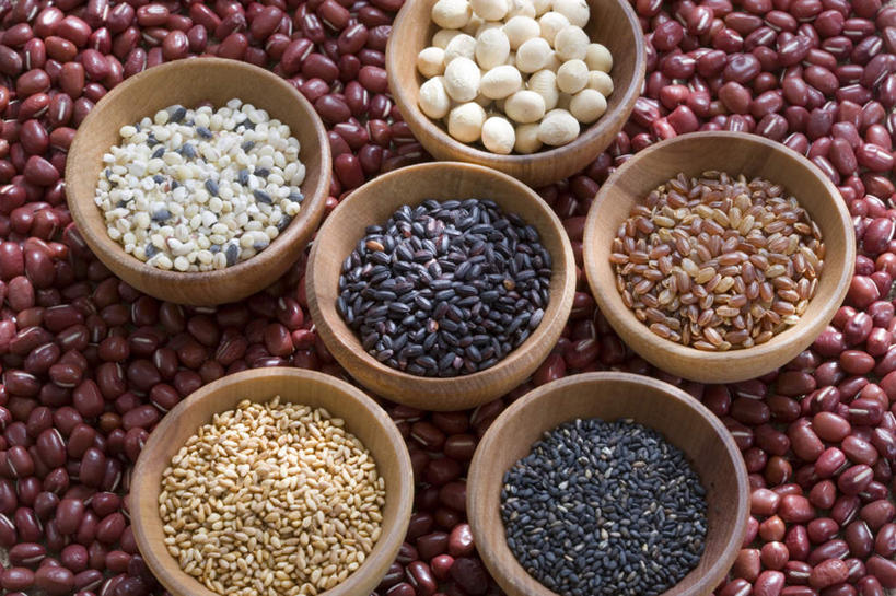 无人,横图,俯视,室内,特写,白天,植物,豆,一排,许多,朦胧,模糊,整齐,木制,豆类,豆子,菌菇,蘑菇,红豆,菌类,排列,木制品,容器,碗,食用菌,摄影,影棚,储藏,储存,队列,赤豆,豆科,红小豆,彩图,高角度拍摄,影棚拍摄,拍摄,贮存