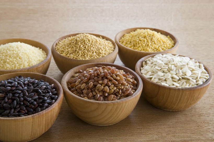 米饭,无人,横图,俯视,室内,特写,白天,早餐,餐桌,桌子,朦胧,模糊,木制,谷物,芝麻,食品,大米,美食,饮食,中药,木制品,容器,碗,粟米,保健,摄影,影棚,餐台,储藏,麦片,五谷,储存,小米,薏米,薏仁,谷子,脂麻,胡麻,白麻,巨胜子,油麻,粟,苡米,苡仁,薏苡仁,粢米,米仁,彩图,高角度拍摄,影棚拍摄,拍摄,贮存