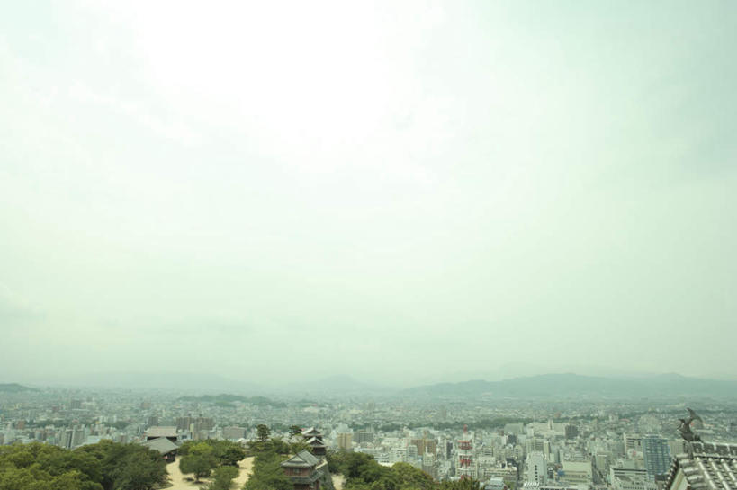 无人,高楼大厦,横图,俯视,航拍,室外,白天,旅游,度假,办公楼,石头,美景,山,山脉,城市风光,城市,大厦,建筑,摩天大楼,写字楼,爱媛县,日本,亚洲,石子,景观,山顶,山峰,云,云朵,建筑群,山峦,云彩,娱乐,建设,蓝色,白云,蓝天,天空,自然,楼宇,群山,天,享受,休闲,商务楼,景色,放松,晴朗,鸟瞰,自然风光,东亚,沉积岩,日本国,爱媛,四国地方,四国,四国岛,松山市,颠峰,极峰,水成岩,石块,岩石,晴空,彩图,高角度拍摄,大楼,高层建筑,高楼,摩天楼