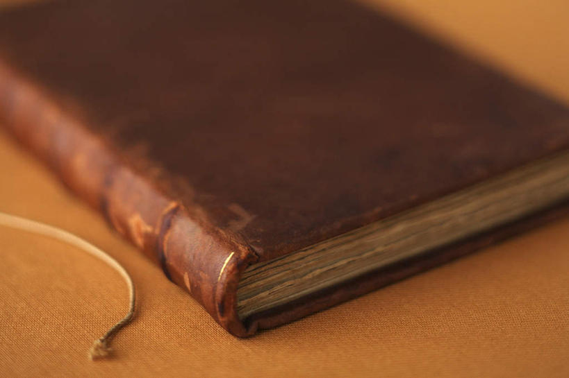 无人,横图,俯视,室内,特写,白天,桌面,桌子,静物,书籍,一本,阴影,黄色背景,古老,朦胧,模糊,破旧,木制,古典,木制品,摄影,影棚,古旧,书,图书,彩图,高角度拍摄,影棚拍摄,拍摄