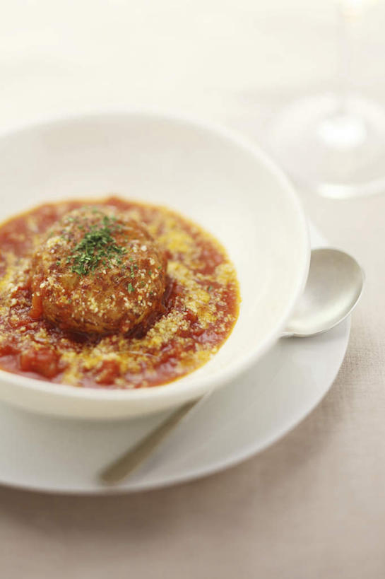 无人,竖图,室内,特写,白天,白色背景,正面,烹饪,西餐,桌面,桌子,餐具,木制,勺子,陶瓷,肉,料理,食品,陶瓷制品,葱末,菜肴,美食,肉类,肉丸,食物,一个,盘子,木制品,容器,调羹,汤匙,碗,番茄汁,西式,摄影,佳肴,影棚,单个,储藏,储存,肉食,一碗,进餐用具,烹调用具,彩图,影棚拍摄,拍摄,贮存