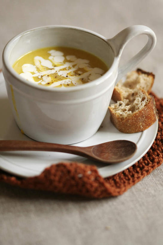 点心,面包,无人,竖图,俯视,室内,特写,白天,桌面,桌子,南瓜,蔬菜,餐具,两块,新鲜,木制,勺子,金瓜,食品,面点,一杯,番瓜,食物,糕点,一个,盘子,木制品,垫子,调羹,汤匙,有机食品,绿色食品,单个,麦瓜,倭瓜,可可粉,奶精,南瓜汤,进餐用具,烹调用具,彩图,高角度拍摄