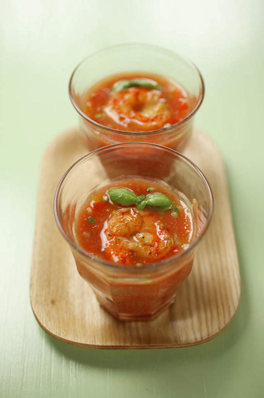 海鲜,无人,竖图,俯视,室内,特写,白天,背景,桌面,桌子,辣椒,蔬菜,杯子,餐具,新鲜,木制,碟子,盘,葱,青葱,酱汁,虾,食品,两份,水产,海洋生物,玻璃制品,食物,两个,盘子,木制品,水杯,碟,摄影,有机食品,绿色食品,影棚,水生动物,海产品,水生物,海底动物,斑节对虾,斑节虾,辣角,红海椒,大椒,辣虎,广椒,日本对虾,竹节虾,玻璃杯,辣子,红辣椒,海椒,番椒,彩图,高角度拍摄,影棚拍摄,拍摄