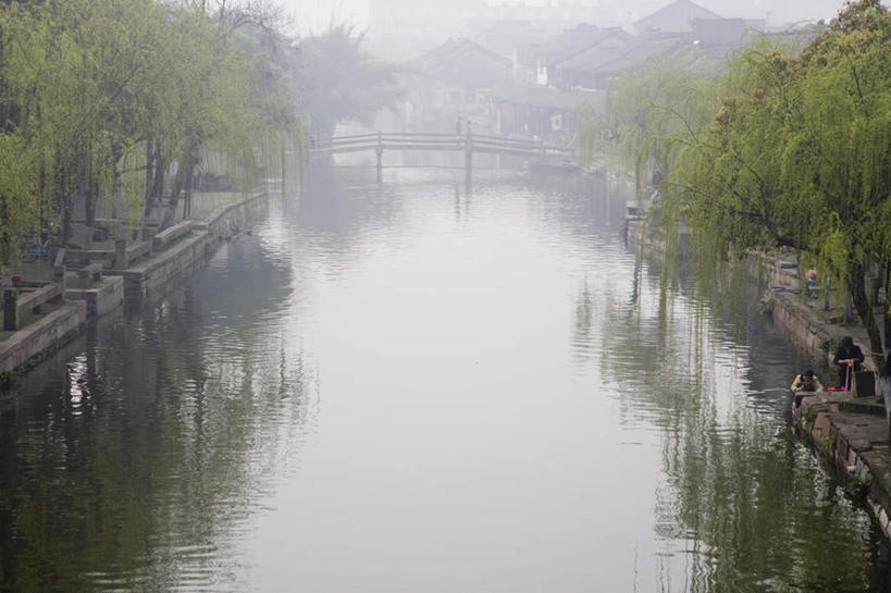 无人,家,横图,室外,白天,正面,旅游,度假,河流,石头,美景,名胜古迹,树林,水,植物,雾,标志建筑,地标,建筑,自行车,朦胧,模糊,遗迹,石子,房屋,屋子,河水,景观,水流,建筑群,桥,古迹,文物,娱乐,建设,古建筑,石桥,楼房,拱桥,住宅,栈桥,车,脚踏车,树,树木,杨柳,绿色,天空,自然,交通工具,天,享受,休闲,旅游胜地,景色,放松,拱形,生长,成长,人行桥,石拱桥,迷雾,自然风光,古文明,万里无云,石块,大雾,彩图,房子