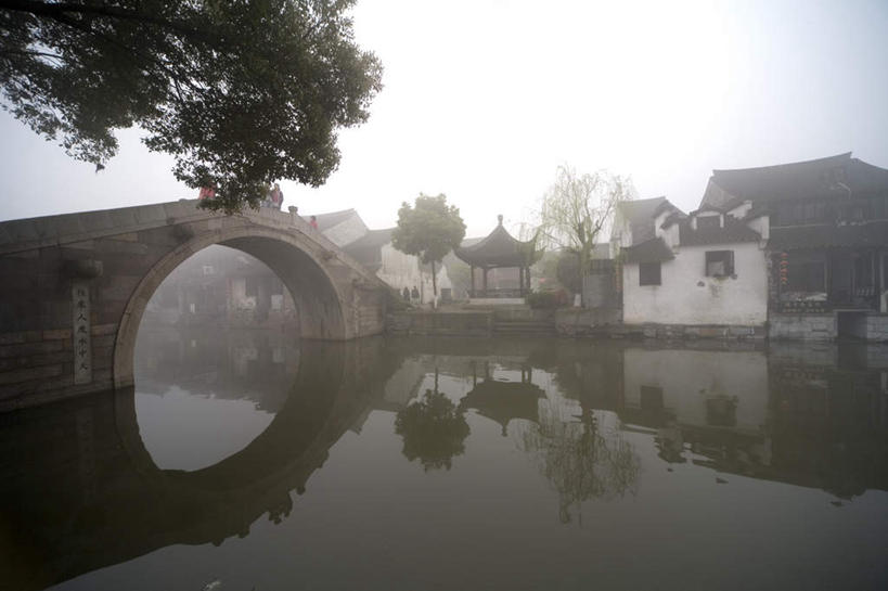 东方人,家,横图,室外,白天,正面,旅游,度假,河流,美景,名胜古迹,水,雾,标志建筑,地标,建筑,照明,中国,亚洲,朦胧,模糊,遗迹,灯笼,纸灯笼,房屋,屋子,河水,景观,水流,建筑群,许多人,黄种人,古迹,文物,娱乐,建设,古建筑,浙江,楼房,住宅,古镇,浙江省,天空,自然,灯具,天,一群人,享受,休闲,旅游胜地,景色,放松,照亮,迷雾,照明设备,自然风光,古文明,东亚,西塘,万里无云,中华人民共和国,华东地区,浙,嘉兴,嘉兴市,西塘古镇,西塘镇,男人,男性,年轻男性,年轻女性,女人,女性,亚洲人,大雾,半身,彩图,房子