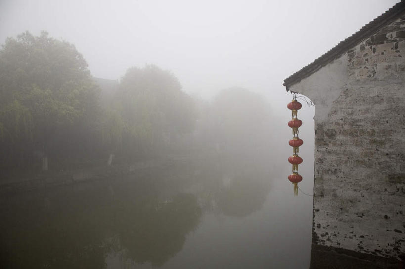 无人,家,横图,室外,白天,侧面,旅游,度假,河流,美景,名胜古迹,水,雾,标志建筑,地标,建筑,船,照明,中国,亚洲,朦胧,模糊,遗迹,灯笼,纸灯笼,房屋,屋子,河水,景观,水流,木船,古迹,文物,娱乐,建设,古建筑,浙江,楼房,住宅,古镇,浙江省,天空,自然,灯具,交通工具,天,享受,休闲,旅游胜地,景色,放松,照亮,迷雾,舟,照明设备,自然风光,古文明,东亚,西塘,万里无云,中华人民共和国,华东地区,浙,嘉兴,嘉兴市,西塘古镇,西塘镇,大雾,彩图,房子