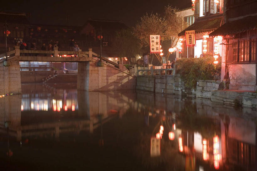 家,横图,室外,夜晚,正面,旅游,度假,河流,美景,名胜古迹,水,雾,标志建筑,地标,建筑,夜景,照明,中国,亚洲,朦胧,模糊,遗迹,灯笼,纸灯笼,房屋,屋子,河水,景观,水流,建筑群,许多人,古迹,文物,娱乐,建设,古建筑,浙江,楼房,住宅,古镇,浙江省,天空,自然,灯具,天,一群人,享受,休闲,旅游胜地,景色,放松,照亮,迷雾,照明设备,自然风光,古文明,东亚,西塘,万里无云,中华人民共和国,华东地区,浙,嘉兴,嘉兴市,灯火辉煌,西塘古镇,西塘镇,男人,男性,年轻男性,年轻女性,女人,女性,大雾,半身,彩图,房子