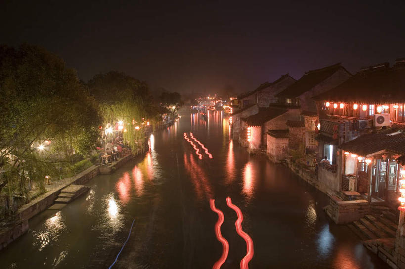 无人,家,横图,俯视,室外,夜晚,旅游,度假,河流,美景,名胜古迹,水,雾,标志建筑,地标,建筑,夜景,船,照明,中国,亚洲,朦胧,模糊,遗迹,灯笼,纸灯笼,房屋,屋子,河水,景观,水流,建筑群,木船,古迹,文物,娱乐,建设,古建筑,浙江,楼房,住宅,古镇,浙江省,天空,自然,灯具,交通工具,天,享受,休闲,旅游胜地,景色,放松,照亮,迷雾,舟,照明设备,自然风光,古文明,东亚,西塘,万里无云,中华人民共和国,华东地区,浙,嘉兴,嘉兴市,灯火辉煌,西塘古镇,西塘镇,大雾,彩图,高角度拍摄,房子