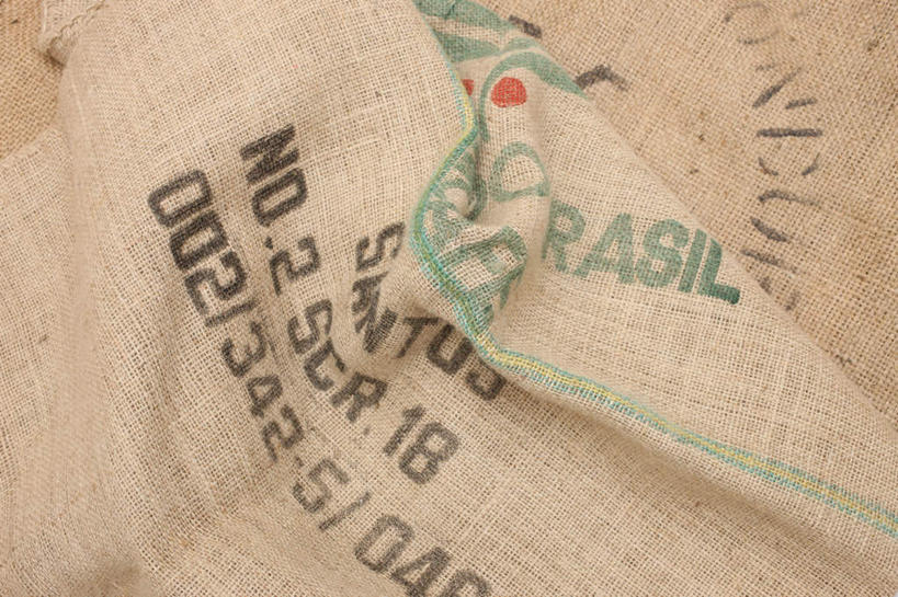 无人,横图,俯视,室内,特写,白天,静物,袋子,纹路,标志,文字,纹理,字符,字母,麻袋,标识,绿色,黑色,容器,储藏,储存,肌理,彩图,高角度拍摄,贮存