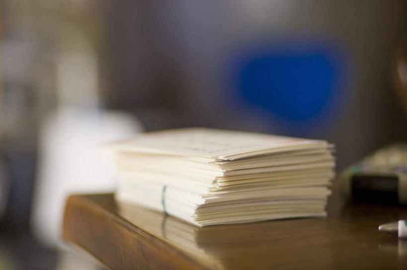 无人,横图,室内,特写,白天,正面,桌面,桌子,静物,一堆,许多,堆叠,堆积,朦胧,模糊,木制,笔,办公用品,贺卡,文具,白色,木制品,学习用品,遥控器,堆,文具用品,彩图