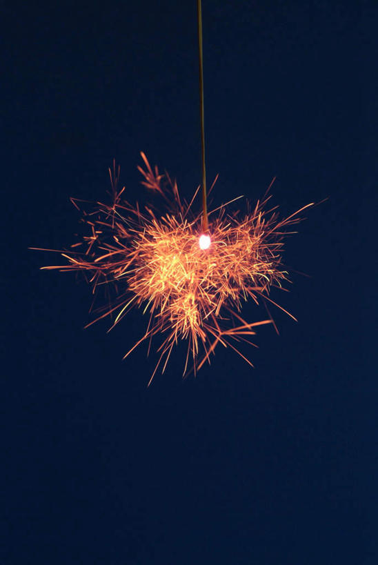 无人,竖图,室外,夜晚,仰视,旅游,度假,美景,星空,烟火,夜景,景观,娱乐,自然,焰火,享受,休闲,闪耀,景色,放松,刺眼,耀眼,闪烁,自然风光,礼花,花炮,礼花炮,闪动,闪灼,烟花,星夜,夜空,彩图,低角度拍摄,夺目