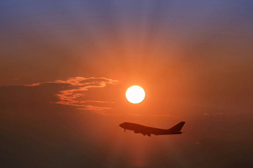 无人,横图,室外,白天,仰视,旅游,度假,日出,美景,太阳,飞机,飞翔,飞行,景观,云,云朵,朝霞,晨曦,黎明,清晨,翱翔,云彩,娱乐,航空,飞,白云,天空,阳光,自然,交通工具,天,享受,休闲,景色,放松,客机,早晨,自然风光,朝阳,彩图,低角度拍摄,破晓