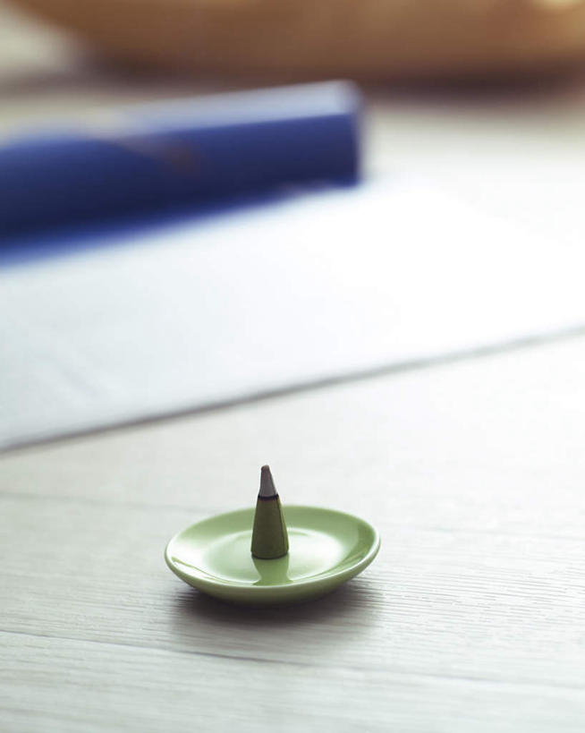 无人,竖图,俯视,室内,特写,白天,桌子,阴影,朦胧,模糊,反射,包装,包装纸,钉子,影子,锥形,燃烧,香,一个,休闲,放松,单个,五金,紧固,牢固,彩图,高角度拍摄,稳固