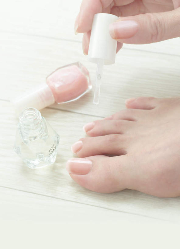 西方人,手,腿部,脚,脚趾,脚趾甲,腿,一个人,竖图,俯视,室内,白天,地板,欧洲,欧洲人,仅一个年轻女性,仅一个女性,仅一个人,涂,握,盖子,地面,拿,指甲油,拿着,光脚,木地板,赤脚,手部,握着,年轻女性,女人,女性,白种人,脚指甲,半身,彩图,高角度拍摄