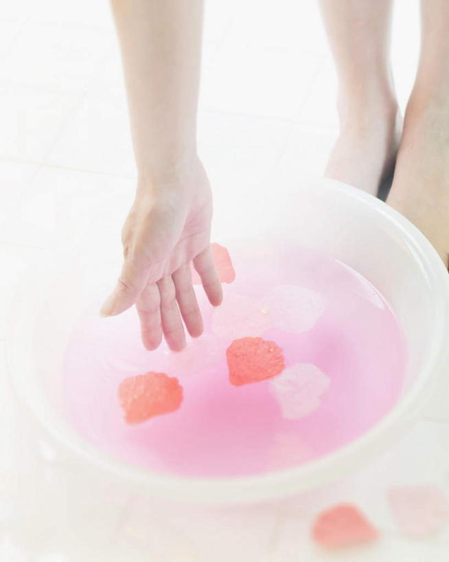 西方人,手,腿部,脚,脚趾,脚趾甲,腿,一个人,站,竖图,俯视,室内,白天,白色背景,水,欧洲,欧洲人,仅一个年轻女性,仅一个女性,仅一个人,阴影,光线,盆子,液体,影子,塑料,水滴,花蕾,光脚,花,花瓣,花朵,鲜花,一个,粉色,容器,塑料制品,碗,站着,赤脚,手部,摄影,影棚,单个,储藏,储存,触碰,年轻女性,女人,女性,白种人,脚指甲,站立,半身,彩图,高角度拍摄,影棚拍摄,拍摄,贮存